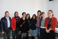 Da sinistra: Alessandro Melioli e Susana Lopez-Ruesga, coordinatori del Premio Unione Latina con  5 ragazze del Collegio del Mondo Unito e Lisa Ginzburg, della Giuria ufficiale